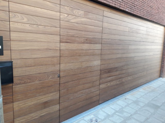Hout-Line: Massief houten sectionaalpoort in Planchette horizontaal, voordeur en tussenstukken